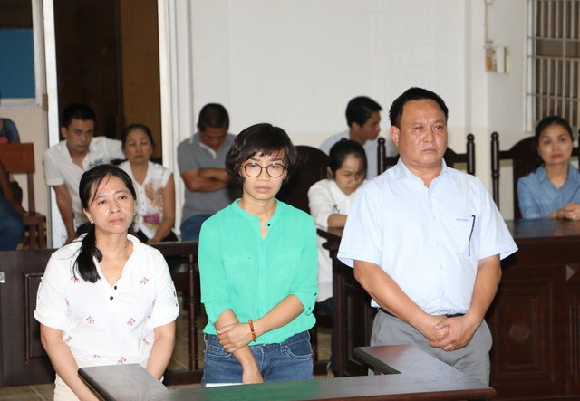 Các bị cáo Thái Thị Hồng Điệp,, Nguyễn Thị Quỳnh và bị cáo nguyễn Thái Sơn tại phiên tòa vào ngày 4/5 (tính từ trái qua phải)