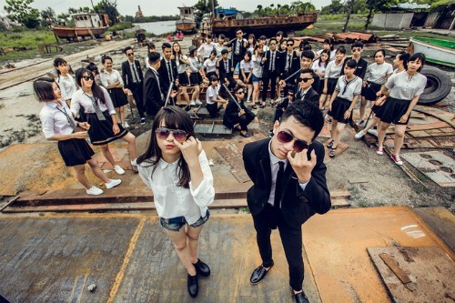 Học sinh tốt nghiệp năm 2017 ở Nam Định hóa thành các nhân vật phim hành động trong bộ ảnh kỷ yếu chia tay thời áo trắng. Ảnh: NVCC