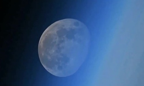 Mặt Trăng lặn nhìn từ ngoài vũ trụ
