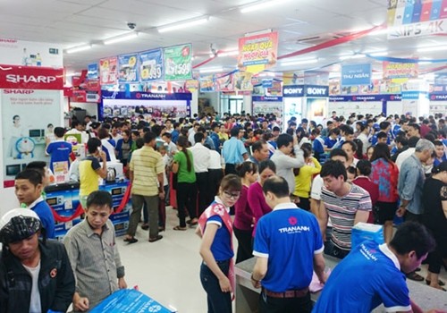 Khách hàng mua sắm tại chuỗi điện máy Trần Anh.
