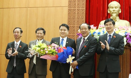 Lãnh đạo tỉnh Quảng Nam chúc mừng ông Trần Văn Tân (giữa)