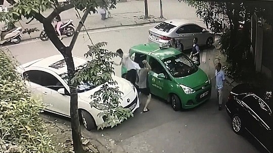 Tài xế taxi Mai Linh bị hành hung (ảnh cắt từ clip)