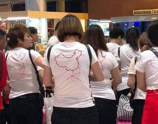 Nhóm 14 người Trung Quốc mặc áo hình "đường lưỡi bò" sang Việt Nam (Ảnh: Fb Vũ Chả)
