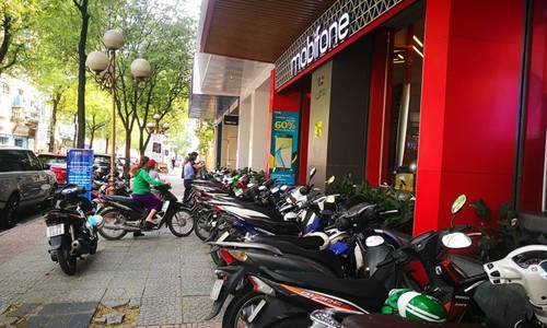 Hai điểm giao dịch của nhà mạng MobiFone và VinaPhone trên đường Nguyễn Du (TPHCM) đã không đông đúc như những ngày trước đó