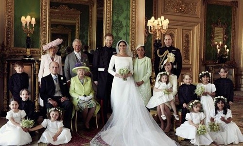 Vợ chồng Hoàng tử Harry bên các thành viên trong gia đình. Ảnh: Kensington Palace.