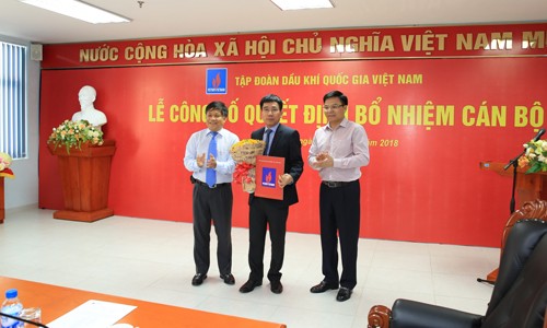 Ông Phan Ngọc Trung trao quyết định; đồng chí Lê Mạnh Hùng tặng hoa chúc mừng tân Chủ tịch HĐTV Công ty BSR Lê Xuân Huyên
