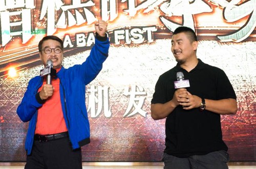 Ngô Mạnh Đạt (trái) và Từ Hiểu Đông tại lễ công bố khởi quay phim hài. Mạnh Đạt là gương mặt quen thuộc của điện ảnh Hong Kong, từng kết hợp Châu Tinh Trì trong loạt phim ăn khách như "Đội bóng Thiếu Lâm", "Trường học uy long", "Thánh bài", "Lộc Đỉnh Ký".