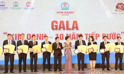 Ông Nguyễn Thuận, Chủ tịch HĐQT và bà Đặng Thị Kim Oanh, Tổng giám đốc Công ty cổ phần Địa ốc Kim Oanh trao thưởng cho các nhân viên có thời gian gắn bó cùng công ty từ 8 năm trở lên