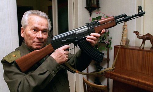 Nhà thiết kế Kalashnikov cầm mẫu AK nguyên bản. Ảnh: AP.