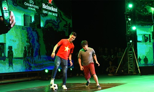Góp mặt tại sự kiện Duy Mạnh có một màn tranh chấp bóng bằng kỹ thuật giữ bóng cùng người hâm mộ ngay trên sân khấu của đêm đại tiệc ở Hà Nội
