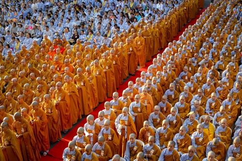 Tăng ni từ các Giáo hội Phật giáo 24 quận huyện ở TP HCM tề tựu tại Việt Nam Quốc Tự. Ảnh: Thành Nguyễn.