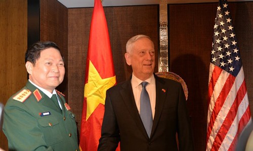 Bộ trưởng Bộ Quốc phòng Ngô Xuân Lịch và Bộ trưởng Quốc phòng Hoa Kỳ James Mattis.