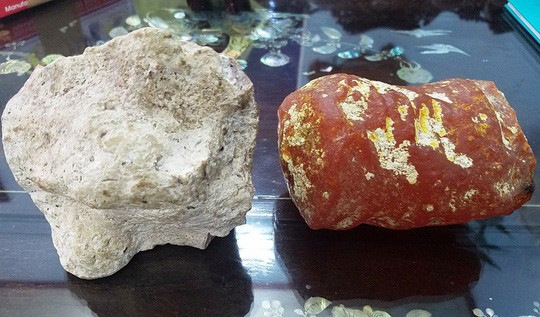 Hai viên đá có hình thù, màu sắc khác nhau nhưng cùng tỏa ra mùi thơm như nước hoa