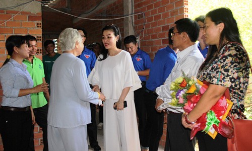 Bà Huỳnh Thị Lan Phương, Phó tổng Công ty TNHH Xử lý chất thải Việt Nam (VWS) cùng chính quyền địa phương bàn giao căn nhà tình bạn cho gia đình ông Khưu Ngọc Thiện.