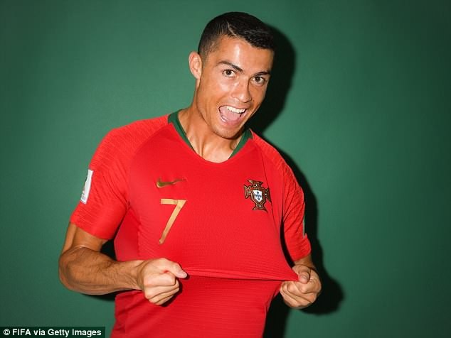 Ronaldo nhí nhảnh chụp ảnh thẻ World Cup