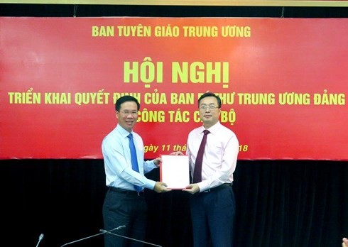 Ông Võ Văn Thưởng trao quyết định bổ nhiệm cho ông Bùi Trường Giang Ảnh: Vietnamnet
