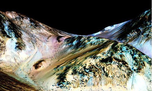 Một dãy núi trên Sao Hỏa do robot của NASA chụp - ảnh: NASA