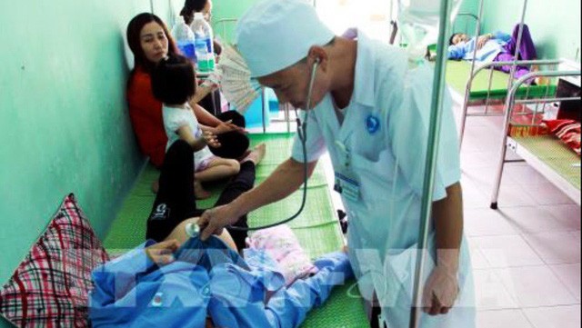 Một bệnh nhân đang được bác sỹ Bệnh viện Đa khoa Đông Hưng thăm khám nghi ngộ độc thực phẩm sau khi ăn tiết canh lợn rừng (ảnh: TTXVN)