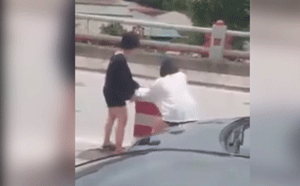 Xôn xao, 2 cô gái dừng ô tô hì hục đẩy thành cầu nặng giữa đường
