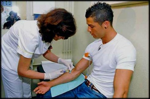 Cristiano Ronaldo không xăm mình để có thể đều đặn hiến máu. Ảnh: Sportskeeda.