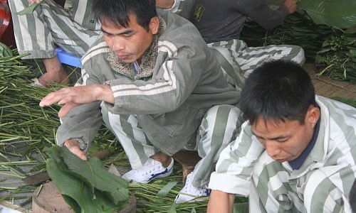 Một buổi lao động tại nhà ăn trong phân trại 1 trại giam Phú Sơn. Ảnh: Việt Dũng.