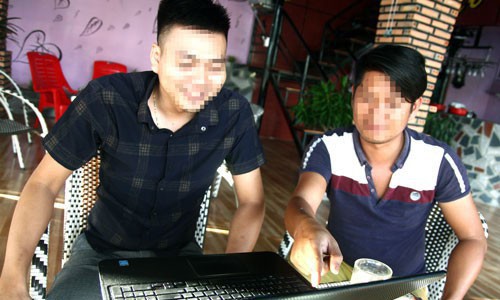 Anh Nguyễn Hữu Lộc (áo đen; ngụ xã Lộc Đức, huyện Bảo Lâm) hướng dẫn cách chơi tiền ảo qua máy tính