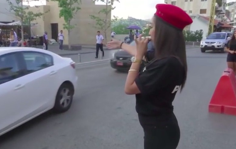 Những nữ CSGT Lebanon được trang bị bộ đồng phục khá gợi cảm khi làm nhiệm vụ ngoài đường