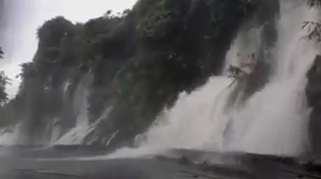 Mới đây, một người đi đường đã quay lại cảnh tượng hiếm gặp xảy ra trên một con đường đèo ở Hà Giang. Theo hình ảnh trong video, nước lũ từ trên núi cao đổ xuống một con đường và chạy dài suốt hàng km tạo thành một "con đường thác lũ". Đoạn video sau k