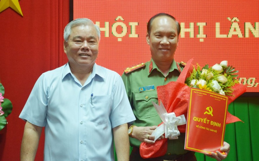 Bí thư Tỉnh ủy Sóc Trăng Phan Văn Sáu trao quyết định và chúc mừng Đại tá Phạm Quốc Việt. Ảnh báo Sóc Trăng