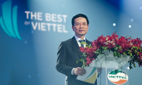 Chủ tịch Tập đoàn – ông Nguyễn Mạnh Hùng chia sẻ tại buổi lễ tôn vinh cá nhân, tập thể xuất sắc nhất Viettel năm 2017