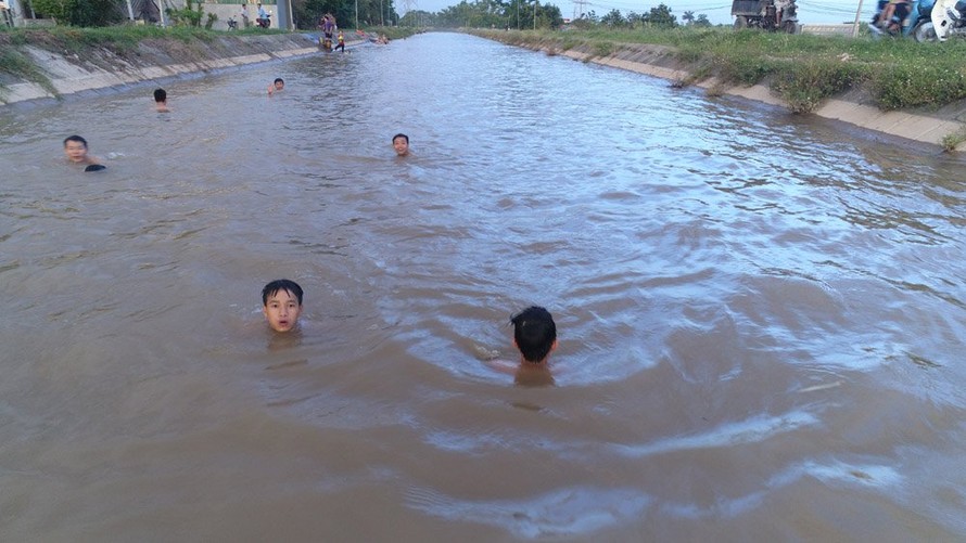 Hà Nội: Thỏa sức vùng vẫy ở 'bãi tắm' độc nhất vô nhị dài hàng km