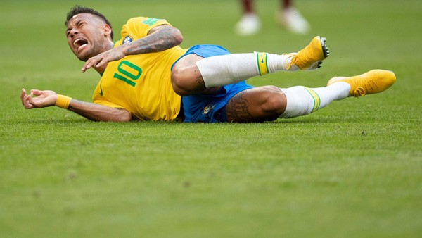 Neymar luôn phản ứng thái quá mỗi lần bị phạm lỗi.