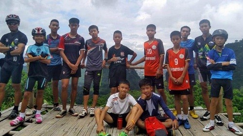 12 thành viên đội bóng thiếu niên Thái Lan bị mắc kẹt trong hang cùng huấn luyện viên. Ảnh: Guardian.