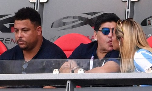 Một trọng những hình ảnh khiến Maradona "mất điểm" với giới truyền thông