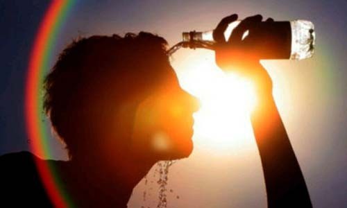 Luôn giữ mát, uống đủ nước và theo dõi các thông báo thời tiết. Quá nóng có thể làm bạn bị bệnh bởi cơ thể không thể tự điều hòa và làm hạ thân nhiệt.