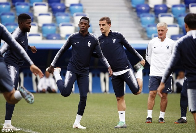 Các cầu thủ Pháp tập luyện trước trận đấu