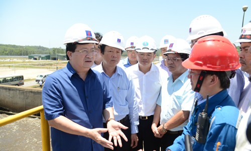 Phó Thủ tướng Trịnh Đình Dũng khảo sát tình hình sản xuất và đảm bảo môi trường ở BSR giữa năm 2016.