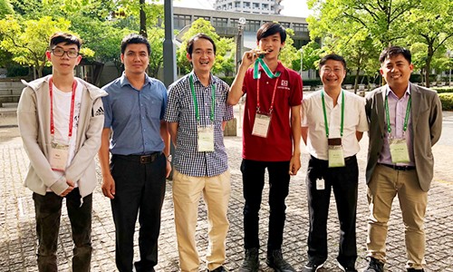 Sinh viên Lê Quang Thành (áo đỏ) cùng thầy cô và bạn bè tại Học viện Kỹ thuật Kanazawa, Nhật Bản