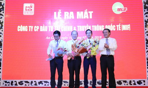 Ông Lê Thanh Thuấn (bìa phải) - Chủ tịch Tập đoàn Sao Mai chúc mừng Ban Giám đốc công ty MIF