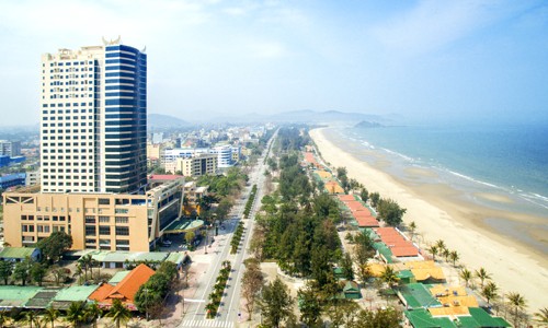 10 000 nhân viên Mường Thanh tham gia làm sạch bãi biển, ao hồ