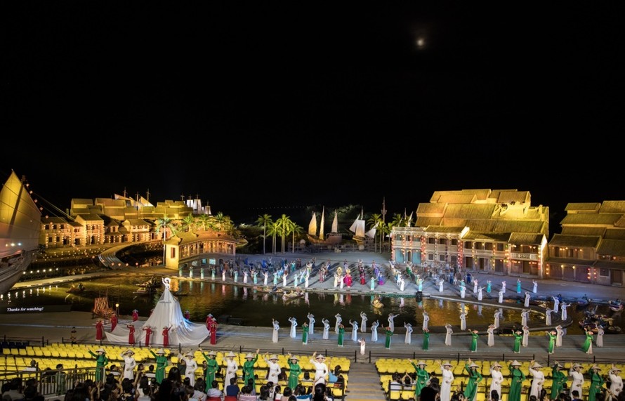 Show thực cảnh giữa sông Hoài được công nhận là chương trình có sân khấu ngoài trời lớn nhất Việt Nam với lượng diễn viên tham gia đông đảo nhất