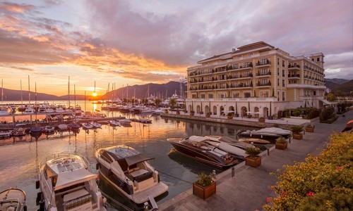 Nằm bên bờ vịnh Boka, Regent Porto Montenegro là nơi nghỉ dưỡng yêu thích của giới thượng lưu châu Âu