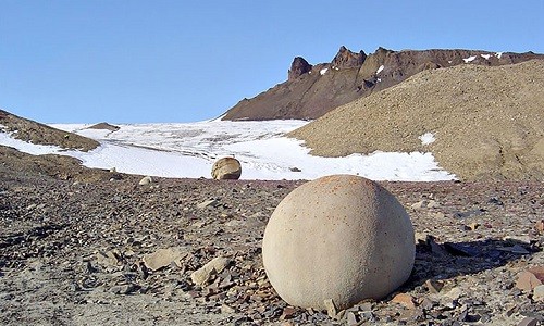 Quả cầu đá được hình thành từ đá cát kết. Ảnh: Siberian Times.