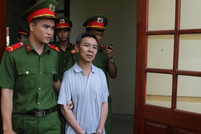 Nguyễn Hữu Sơn thất thểu rời tòa khi lĩnh án chung thân