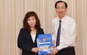 Phó Chủ tịch Thường trực UBND TPHCM trao quyết định cho bà Huỳnh Thị Thanh Hiền. Ảnh SGGP
