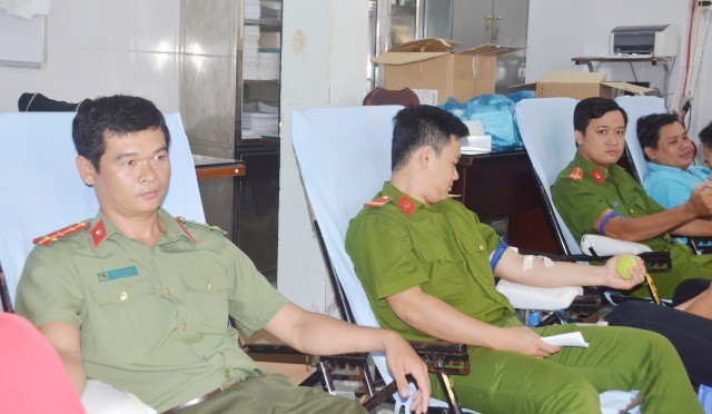 Đại úy Bùi Thanh Diệp (bìa trái) trong một lần hiến máu.