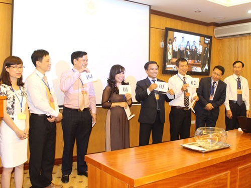 Ông Lê Đình Vinh (thứ 3 từ trái qua) trong kỳ thi tuyển năm 2015