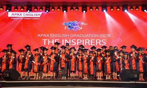 Học viên Apax English nhận bằng khen và quà tặng từ Lễ tốt nghiệp2018