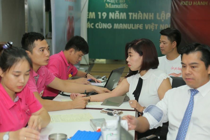 Gần 400 nhân viên và đại lý của Manulife Việt Nam vừa tham gia chương trình hiến máu tại văn phòng Hà Nội và TP HCM
