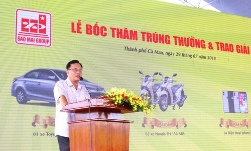  Ông Trần Ngọc Thơ – Phó Giám đốc Ban Quản lý Dự án Đầu tư & Xây dựng TP Cà Mau phát biểu tại buổi Lễ bốc thăm trúng thưởng tại ĐTM Nhựt Hồng